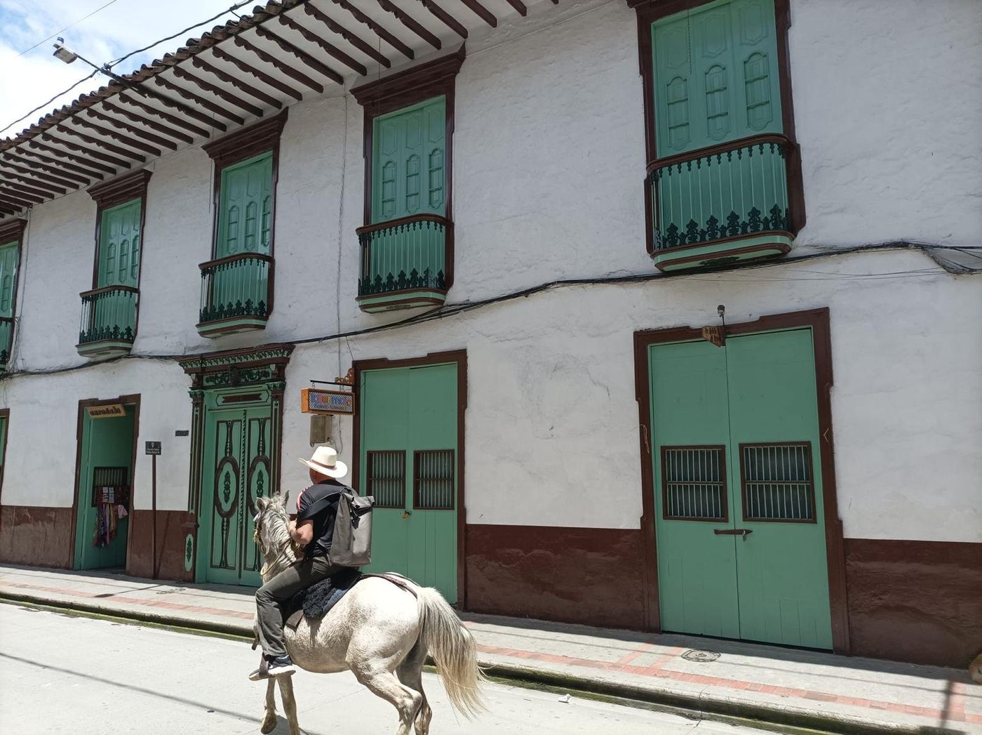 Calle de un pueblo cafetero · arquitectura del Paisaje Cultural Cafetero